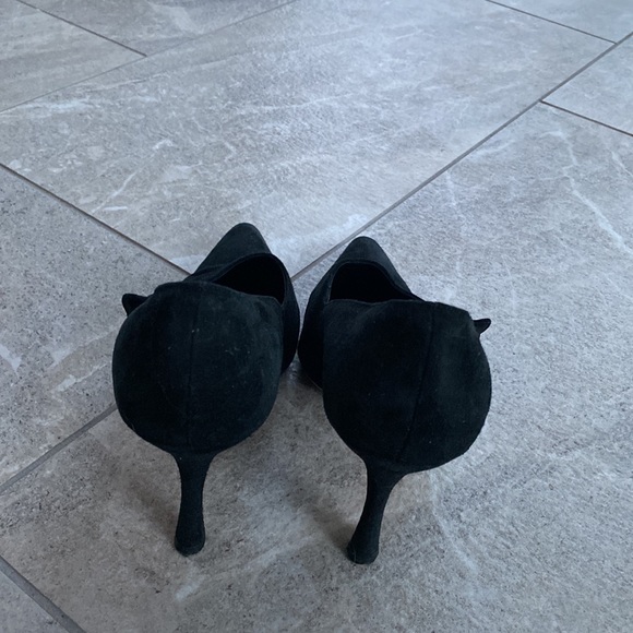 Manolo Blahnik Black Suede Pointed Toe Leather Heels With Button Detail Size 7.5 - Picture 5 of 7
